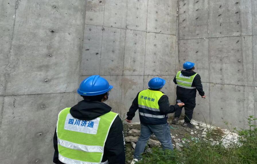 濟(jì)通公司第一時間開展瀘石 高速震后應(yīng)急調(diào)查