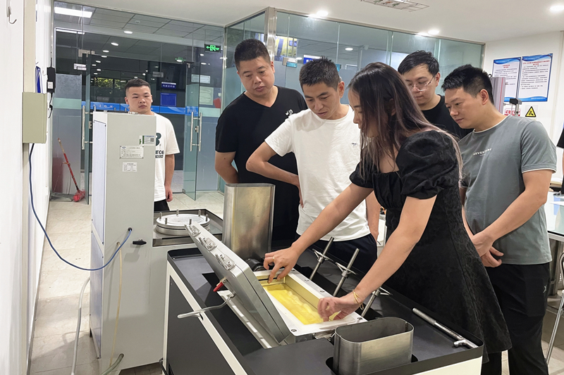 7月26日， 中鐵五局集團有限公司重慶（川渝界）至成都高速公路擴容項目主任、監(jiān)理試驗室主任對濟通公司進行考察，材料檢測部李金泓給大家講解塑料排水板縱向通水量檢測流程_副本.jpg